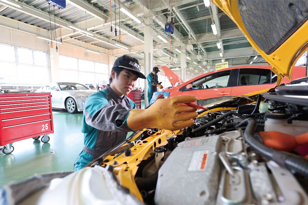 2級自動車整備科 - 実践型カリキュラムにより高い技術力の習得を約束します