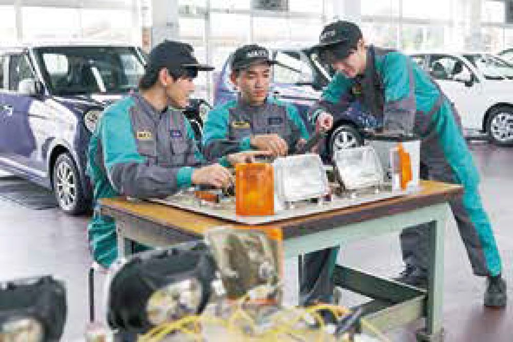 実習で部品を学ぶ学生たち